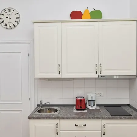 Apartment Salus, Maruna *