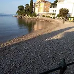 Salus, Maruna Lägenhet