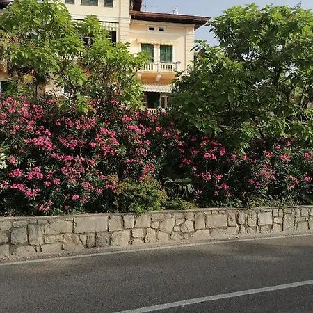 Salus, Maruna Apartment