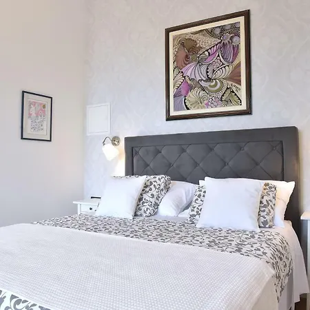 Salus, Maruna Apartment