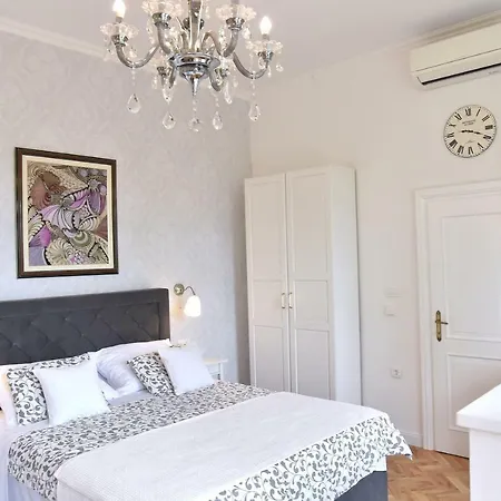 Salus, Maruna Apartment *