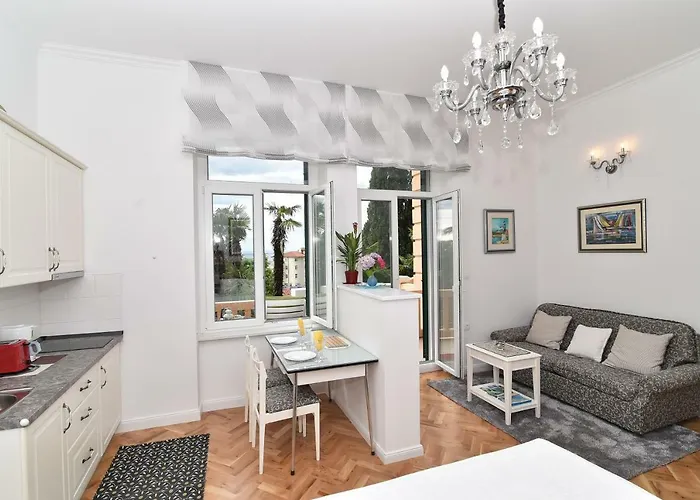 Salus, Maruna Apartamento