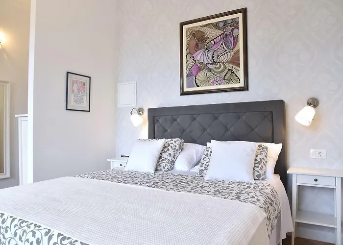 Salus, Maruna Apartment