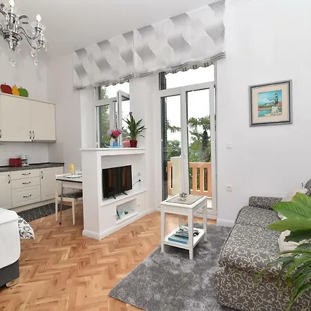 Salus, Maruna Apartman *