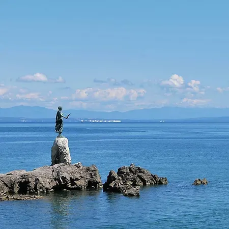 Salus, Maruna Apartman