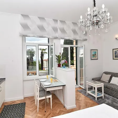 Salus, Maruna Apartman