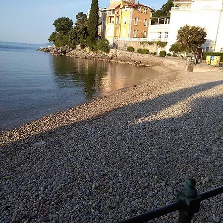 Salus, Maruna Apartman