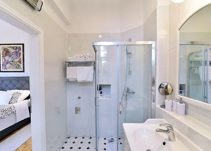 Salus, Maruna 오파티아